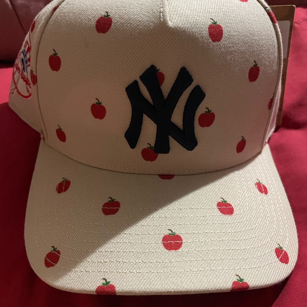 Mitchell & Ness Cream Hat with Red Apple Pattern